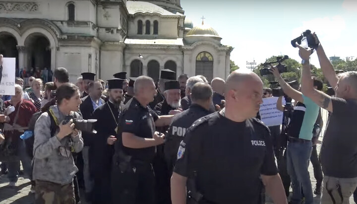 Police guard Metropolitan Arseniy of Sliven. Screenshot from the YouTube channel "Orthodox Video Channel HRAM Sonya Ankova"