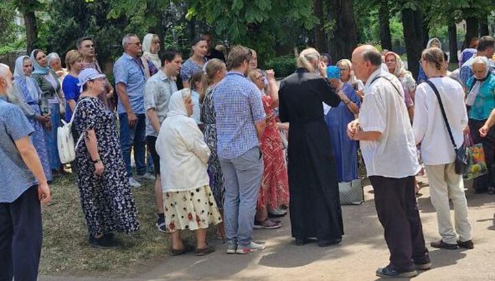 Верующие УПЦ пришли поддержать митрополита Святогорского Арсения к Днепровскому апелляционному суду в Кривом Роге. Фото: Святогорская лавра