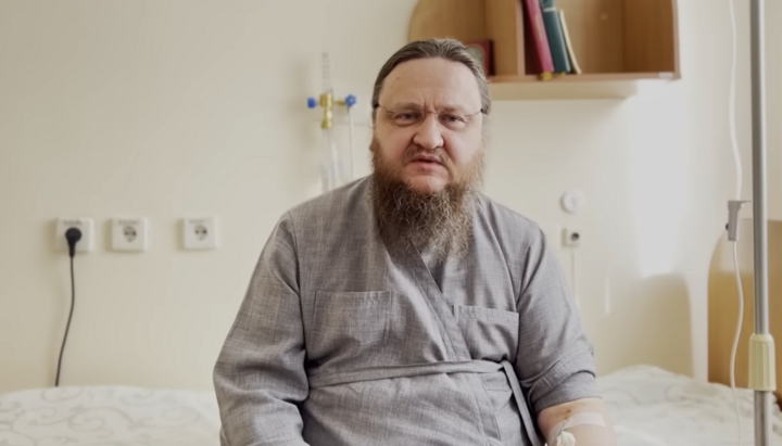 Metropolitan Theodosiy in a hospital room. Photo: screenshot of the YouTube channel "Cherkassy Blagovestnik"