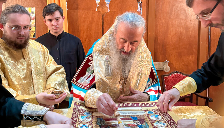 Блаженнейший Митрополит Онуфрий освящает антиминсы. Фото: news.church.ua