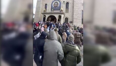 В Черкассах неизвестные в камуфляжах со второй попытки захватили собор УПЦ