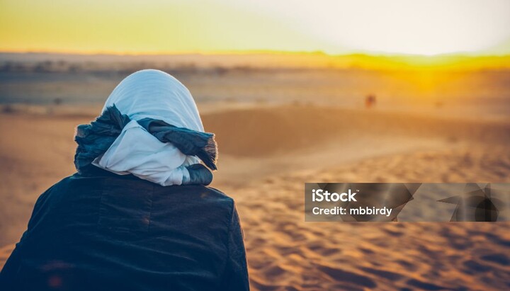 Женщина в пустыне, Мерзуга, Эрг Шебби, Сахара, Марокко Фото: istockphoto