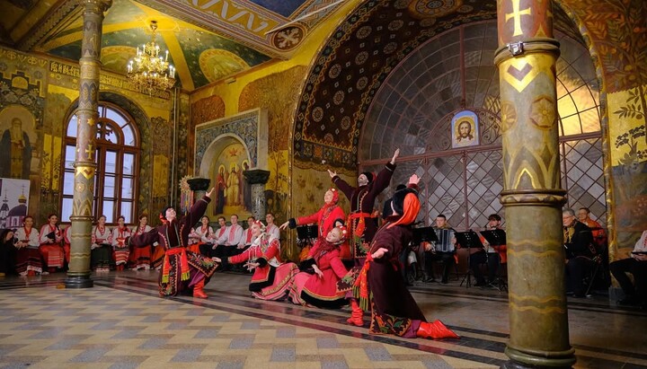 Выступление ансамбля «Калина» в Трапезном храме Лавры. Фото: инстаграм «Калины»