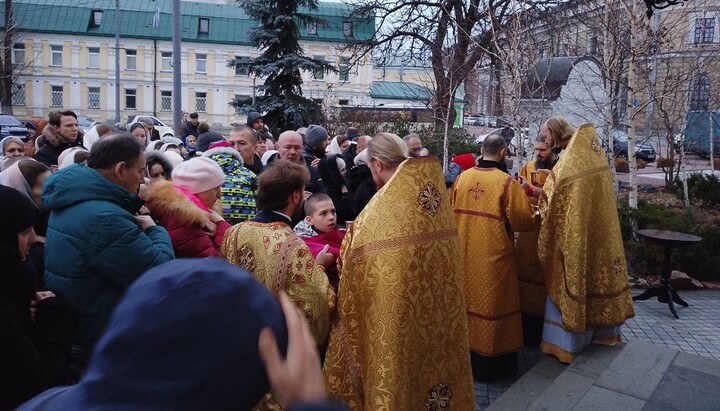 Прихожане УПЦ причащаются у Лавры на улице. Фото: тг "Фортеця Лавра"