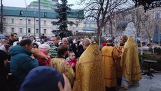 На Литургии у Лавры причащали на улице из-за обилия прихожан