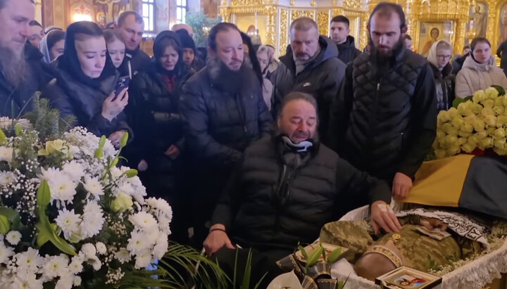 Митрополит Лонгин біля тіла загиблого сина. Фото: скріншот YouTube-каналу Банченського монастиря