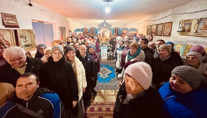 Литургия в приспособленном помещении прихода УПЦ в с. Шишаки. Фото: Полтавская епархия