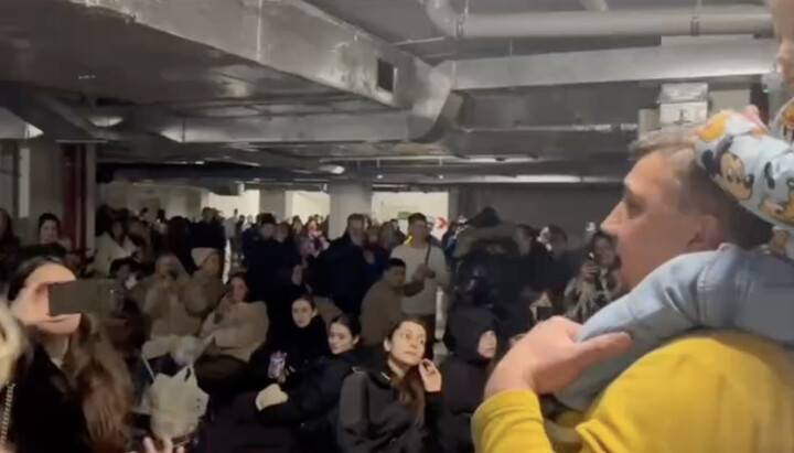 UOC archdeacon sings "O Sole Mio" in an Odesa bomb shelter