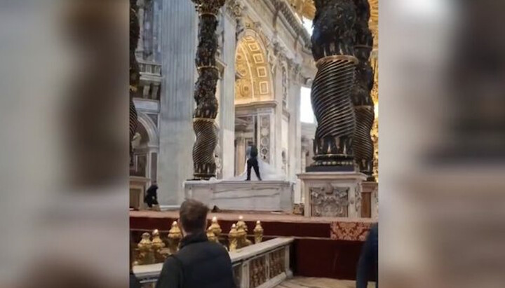 Man climbs onto the high altar in St. Peter’s Basilica. Photo: regnum