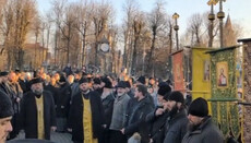 У Сторожинці сотні віруючих УПЦ прийшли хресною ходою до міськради