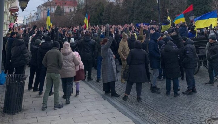 A crowd in front of the fence of the UOC cathedral. Photo: OCU's press service