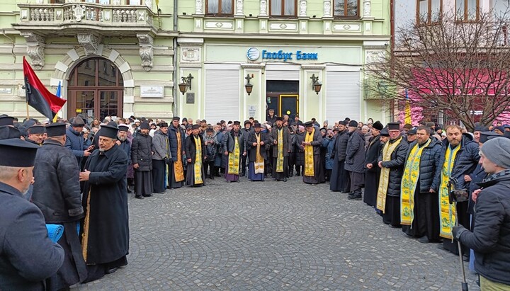 A gathering near the fence of the UOC cathedral in Chernivtsi. Photo: OCU website