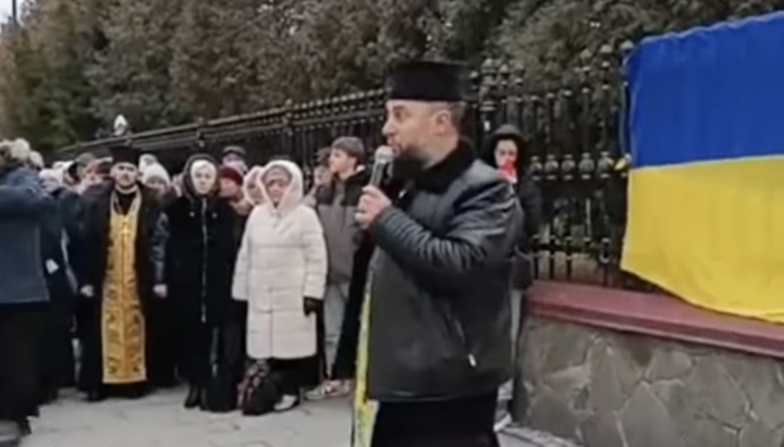 The organizer of the gathering near the fence of the UOC Cathedral in Chernivtsi. Photo: Hryshchuk’s FB page