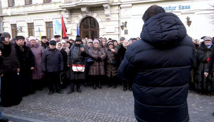A gathering of unknown individuals was held under the fence of the UOC cathedral in Chernivtsi. Photo: Suspilne