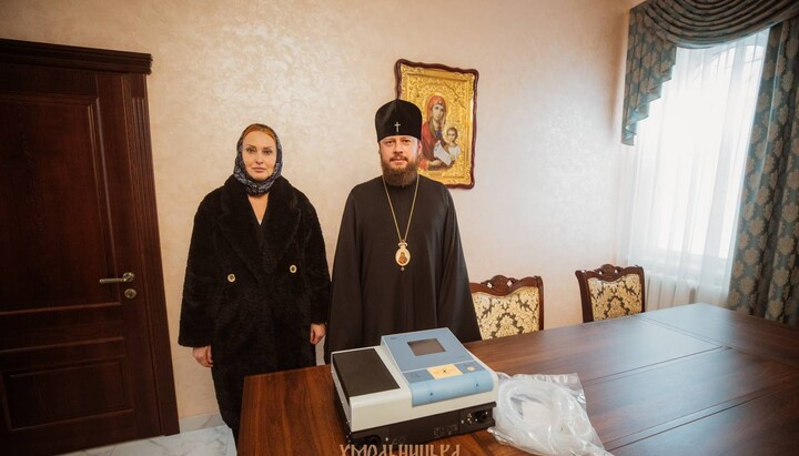 Митрополит Хмельницький і Старокостянтинівський Віктор передав медичне обладнання для ЗСУ. Фото: сайт Хмельницької єпархії