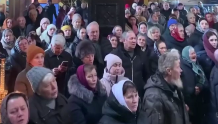 Прихожани Покровського храму УПЦ у Хотині 1 березня 2025 р. Фото: скріншот відео «Дозора»