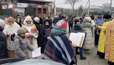 Верующие в Корсунь-Шевченковском 9 месяцев молятся у захваченного ПЦУ храма