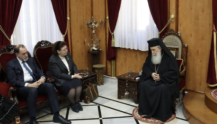 Ο Πατριάρχης Θεόφιλος με εκπροσώπους της ελληνικής κυβέρνησης. Φωτογραφία: en.jerusalem-patriarchate.info