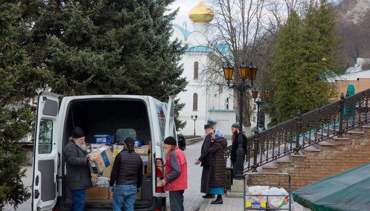 Верующие Днепропетровской епархии УПЦ привезли помощь в Святогорскую лавру