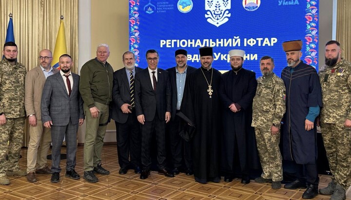 Теодор Оробець (в центрі, з хрестом) з учасниками іфтара. Фото: facebook.com