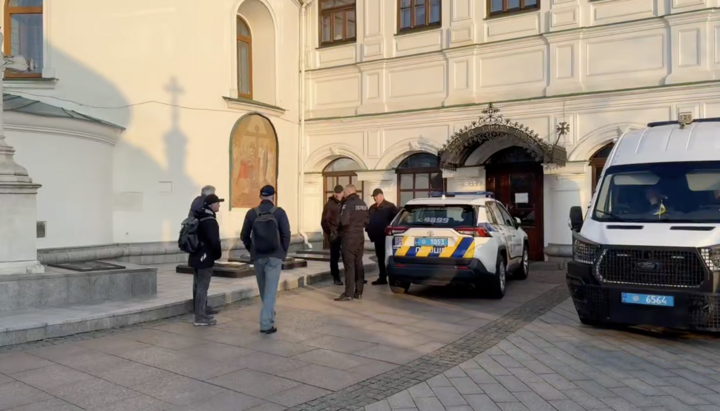 Полиция и заповедник берут под контроль Ближние и Дальние пещеры Лавры. Фото: СПЖ