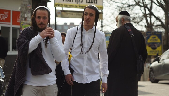 Hasidim gathering in Uman. Photo: Suspilne