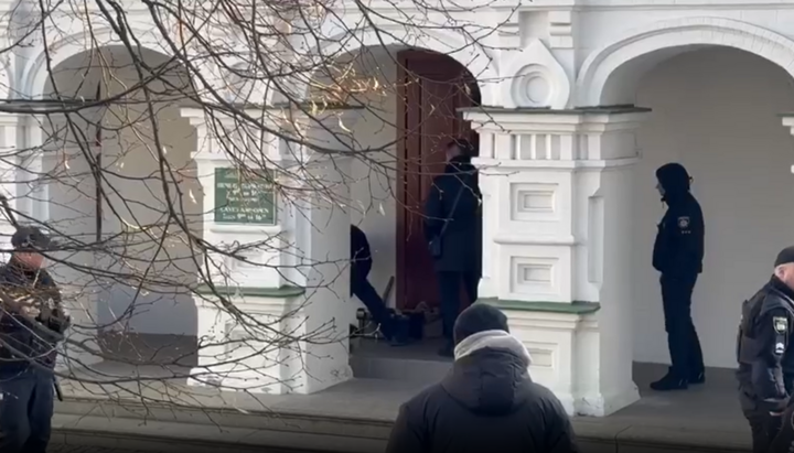 Представники Мінкульту зрізають замки на дверях у Дальні печери Києво-Печерської лаври. Фото: СПЖ