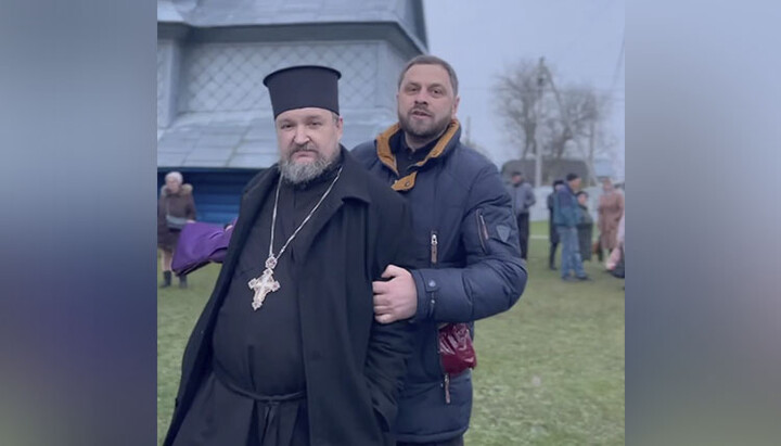 The "rector" of the seized church in Dubivtsi (left) appeared unsteady on his feet. Photo: UOJ