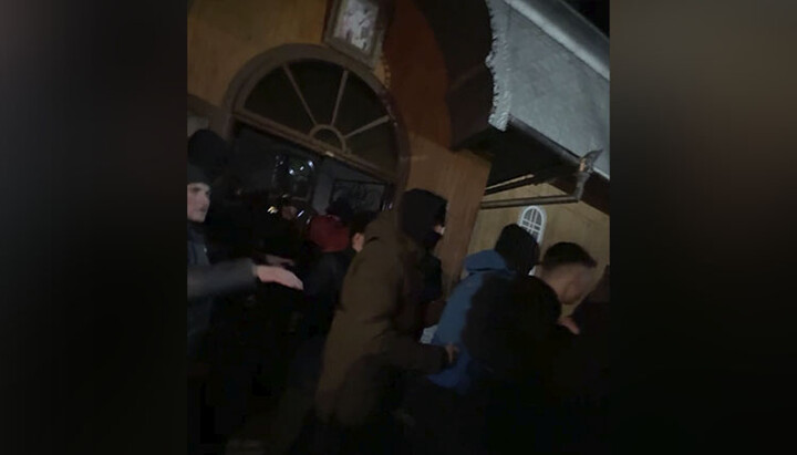 Момент выхода захватчиков ПЦУ из Николаевского храма. Фото: СПЖ