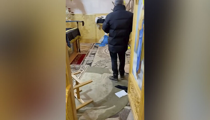 Αγία Τράπεζα του Ι.Ν. Αγ. Νικολάου μετά από τους επιδρομείς της OCU. Φωτογραφία: "Πιστοί της Επισκοπής Τσερνιβτσί και Μπουκοβίνας της UOC".