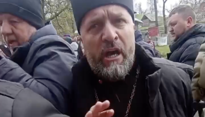 People brought in from other villages storm the UOC church in Verkhni Stanivtsi. Photo: UOJ