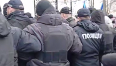 В мережі показали, як у Верхніх Станівцях поліція допомагала рейдерам