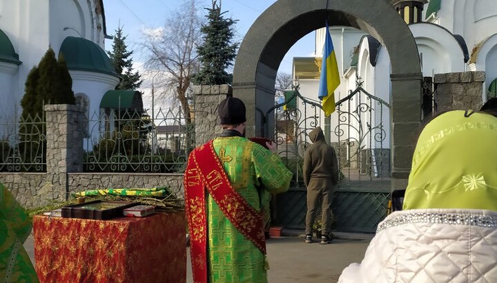 Активист ПЦУ мешает службе возле храма Спаса Нерукотворного УПЦ в Корсунь-Шевченковском. Фото: Дозор