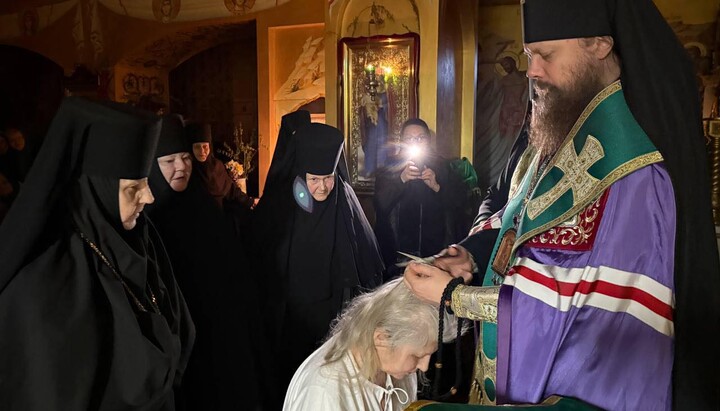 Архиепископ Арцизский Виктор постригает монахиню в Воскресенском монастыре УПЦ. Фото: Одесская епархия