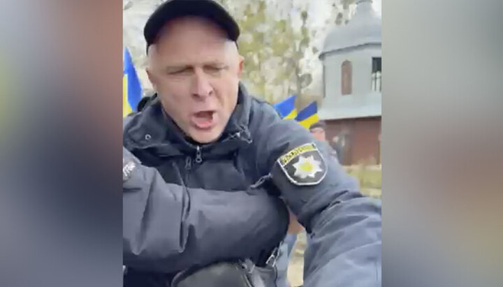 Police officer caught at the moment of the blow. Photo: UOJ