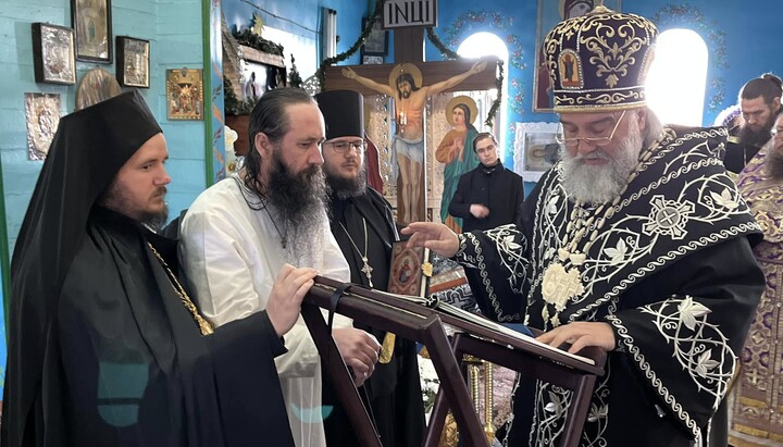 Metropolitan Agapit tonsures the rector of the Otchenashivka church. Photo: Eparchy press service