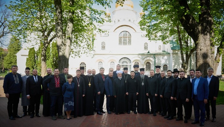 Зеленський в оточенні членів ВРЦіРО. Фото: сайт ОП