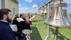 Στην Καμενσκή επαρχία, ιεράρχης της Ουκρανικής Ορθόδοξης Εκκλησίας ευλόγησε τις καμπάνες για δύο ναούς