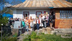 In Zahontsi, Metropolitan Victor prays with persecuted UOC parish