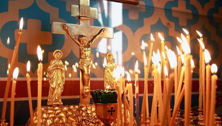Στη Ραδονίτσα, οι πιστοί μοιράζονται με τους κεκοιμημένους τους τη χαρά της Ανάστασης του Χριστού. Φωτογραφία: ανοιχτές πηγές