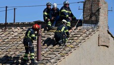 У Ватикані над Сикстинською капелою встановили димар, готуючись до конклаву