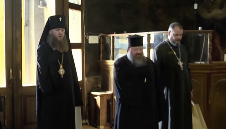 Архиепископ Любецкий Никодим вместе с ПЦУ молится в Троицком соборе УПЦ. Фото: ТСН