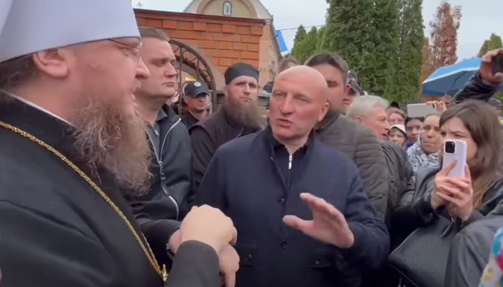 Mayor of Cherkasy Anatoliy Bondarenko with parishioners of the seized St. Andrew’s Church (UOC). Photo: a video screenshot by the Cherkasy Eparchy