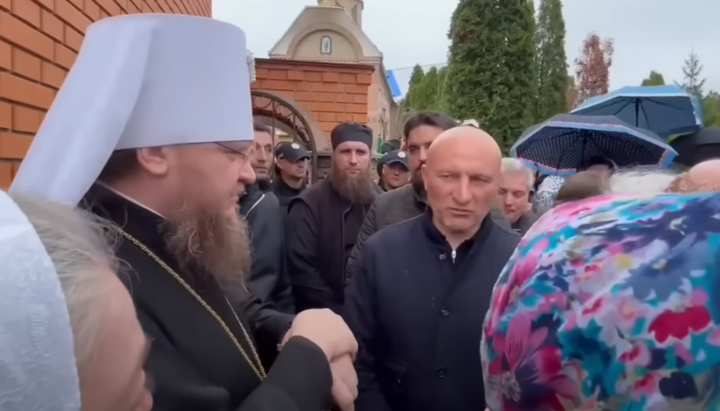 Metropolitan Theodosiy, Mayor of Cherkasy Anatoliy Bondarenko, and UOC believers. Photo: Screenshot from the Cherkasy Eparchy video