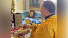Клірик ПЦУ випадково показав, що служить на антимінсі від Патріарха Кирила
