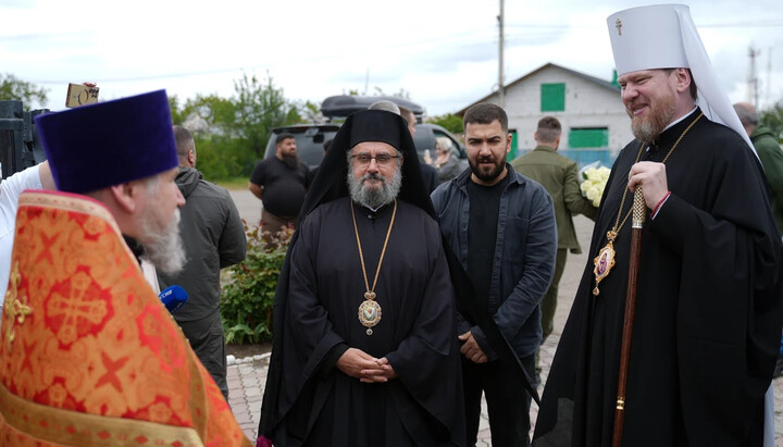 Ο Επίσκοπος Σαφίτ Δημήτριος (κέντρο) στη Μαριούπολη. Φωτογραφία: Αλεξάντερ Ιβάνοφ