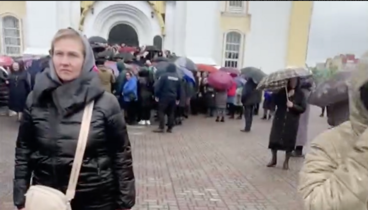 Парафіяни перед Преображенським собором УПЦ у Вараші. Фото: Перший козацький