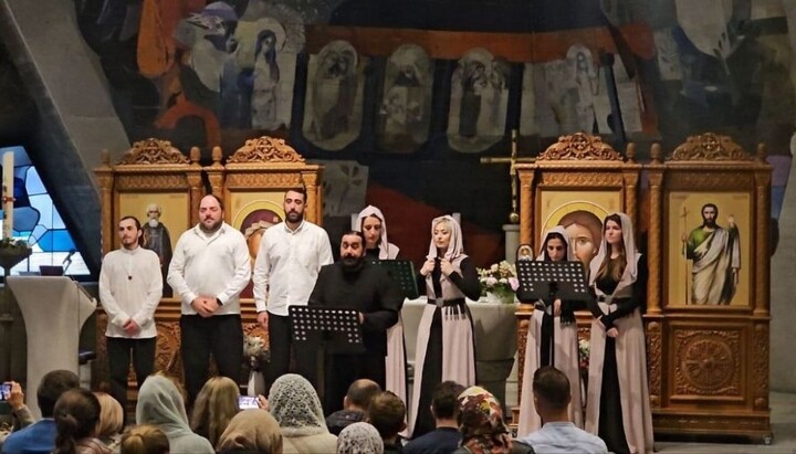 Схіархімандрит Серафим (Біт-Харібі) з хором на парафії УПЦ у Кельні. Фото: ВЗЦС