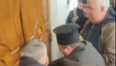 В мережі показали, як клірик ПЦУ виламує двері храму УПЦ у Заставні
