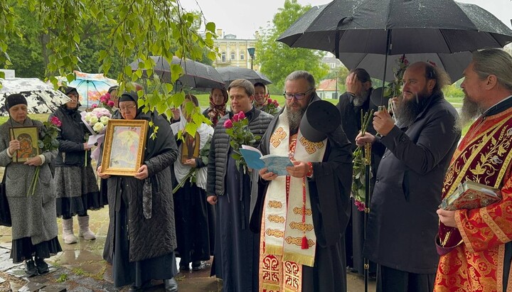 Επίσκοπος Μπορόβσκι Κλήμης προεξήρχε της προσευχής κοντά στον ναό των Αγίων Βλαδίμηρου και Όλγας. Φωτογραφία: Ι.Μ. των Δεκάτων